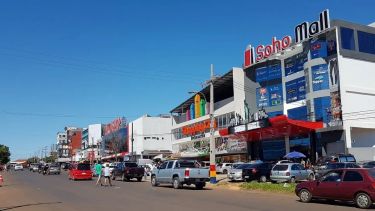 Argentinos vacacionan en Brasil y hacen compras en Paraguay, el país con precios más bajos
