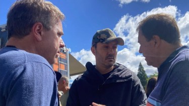 El ministro de Defensa Petri, junto a Weretilneck y Pogliano.