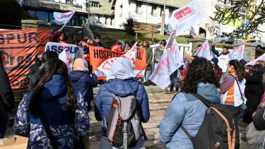 Trabajadores del Estado provincial cumplieron una nueva "jornada de lucha" frente al hospital. (archivo)