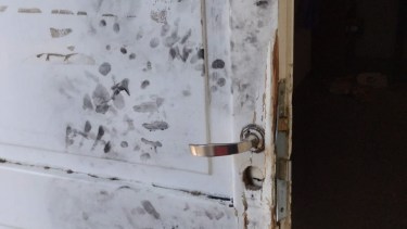 Así quedó la puerta de uno de los lugares violentados. 