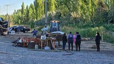 Desalojo sobre la Ruta 151: con topadoras, retiraron un puesto de comida por «reiterados incumplimientos»