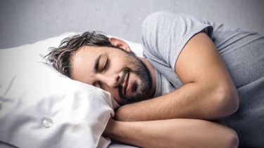 Nuestro cuerpo está diseñado para seguir un reloj interno ubicado en el núcleo supraquiasmático del cerebro.-