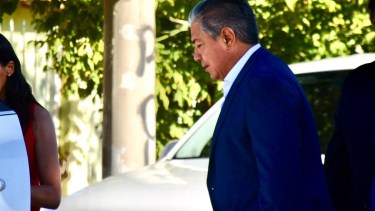 El gobernador Rolando Figueroa firmó el decreto de viáticos con todo su gabinete. Foto: Matías Subat.