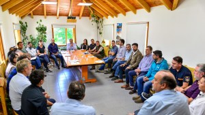 Rolando Figueroa no privatiza, pero les pide a las empresas públicas que achiquen el gasto