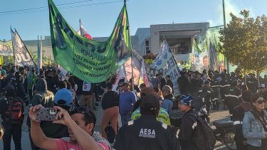 Bombas de estruendo y perros perdidos durante la apertura de sesiones en Neuquén. (Foto: Cecilia Maletti).