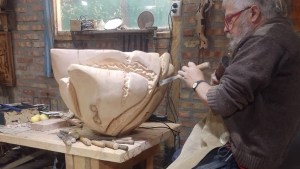 Un árbol de ciprés de 110 años se cayó y cobró una nueva vida: se volvió escultura en El Bolsón