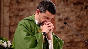 El Papa Francisco “va a andar bien y sino, irá al cielo y estará mejor”, dijo el padre Canale desde Neuquén