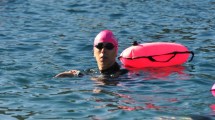 Imagen de Bariloche: como una meditación, esta investigadora de la UNRN mientras nada resuelve problemas de trabajo