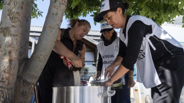 Municipales de Bariloche protestaron con una olla popular en pleno centro