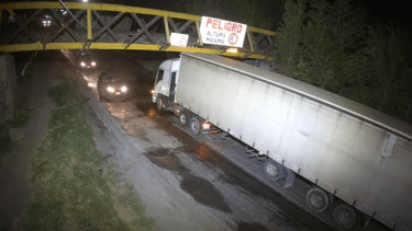 Video | Tren del Valle: otro choque al puente de la Ruta 151 afectó el servicio entre Neuquén y Cipolletti