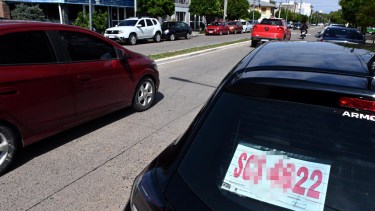 La falta de patentes metálicas extendió el uso de las provisorias. (Marcelo Ochoa)