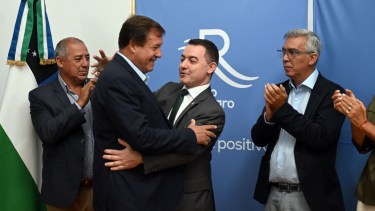 El gobernador Alberto Weretilneck tomó juramento hoy a Milton Dumrauf como ministro de Modernización. Foto: Marcelo Ochoa