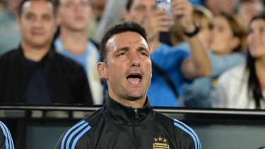 Lionel Scaloni llegó a Pujato y fue recibido por sus vecinos. Fotobaires 25/3/2025