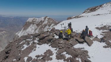 El equipo en la cumbre, finalizando la instalación. Foto: gentileza Pablo Betancourt