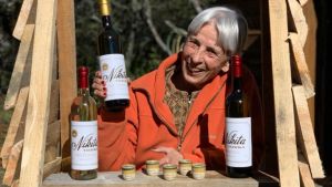 La austríaca pionera en un rincón de Chubut que elabora vodka con agua del lago