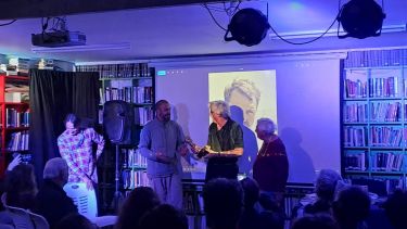 Esteban Bayer, en una nueva edición de la Cátedra Osvaldo Bayer, en la biblioteca que lleva su nombre en Villa La Angostura. Foto: gentileza