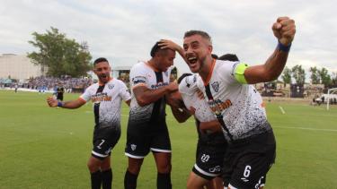 El defensor ascendió en Chaco For Ever en 2021 en el equipo de Cravero.