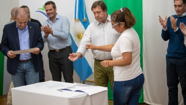 La firma fue con los titulares de quince comisiones de fomento. foto: gentileza. 