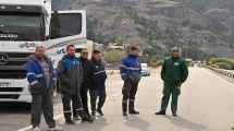 Imagen de Ruta 237: el aeropuerto de Bariloche, a un paso de quedarse sin combustible, y 30 camioneros rebeldes que cruzaron pese al cierre
