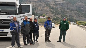 Ruta 237: el aeropuerto de Bariloche, a un paso de quedarse sin combustible, y 30 camioneros rebeldes que cruzaron pese al cierre
