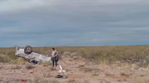 Imagen de Video | Accidente en Ruta 51 en Vaca Muerta: robaron una camioneta de EPEN y volcaron