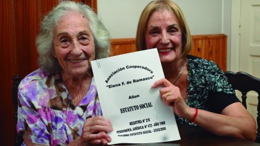 Susana y Aurora sostienen junto a sus compañeras el legado que dejó Elena Freyman en la Cooperadora del "Ernesto Accame" - Foto: Flor Salto. 