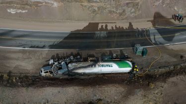 Así trabajaban los bomberos esta mañana antes de las pericias. Foto: Marcelo Martínez