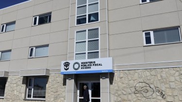 Tratan de identificar a un hombre que abusó de una joven en un descampado de Bariloche