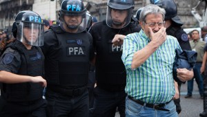 Marcha de jubilados: fotógrafo herido gravemente por represión de la policía en el Congreso
