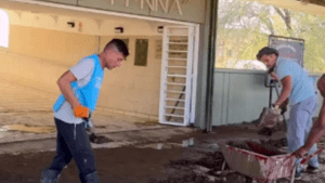 Video | Estudiantes de medicina se sumaron a la limpieza del hospital Penna tras el temporal en Bahía Blanca
