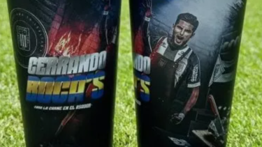 Estos vasos se vendían antes del partido revancha con Iquique. Arriesgaron, pero les salió bien.