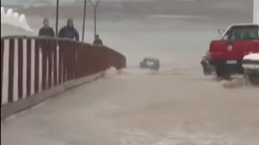 Video | Fuerte temporal en Las Grutas: un Jeep fue arrastrado por el agua en la tercera bajada