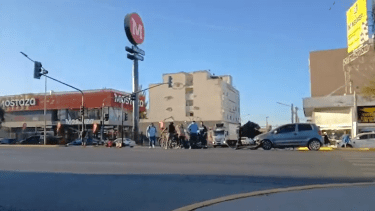 Vecinos asistieron a los protagonistas del choque. Captura video @chechealumine.