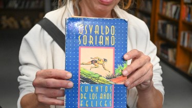 El libro de Osvaldo Soriano que concentró sus vivencias en Cipolletti - Foto: Florencia Salto. 