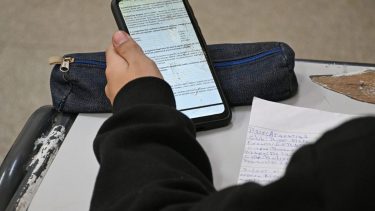 Según la Unesco, pocos países cuentan con una reglamentación estricta sobre la utilización de dispositivos digitales en las aulas. Foto Florencia Salto.