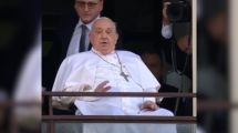 Imagen de Video | El papa Francisco de alta: salió al balcón a saludar antes de regresar al Vaticano, ¿cómo sigue su recuperación?
