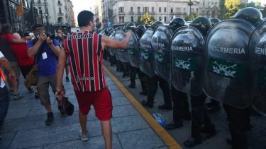 El Gobierno decretó que los hinchas que formen parte de la protesta no podrán ir a las canchas. Foto: archivo AP