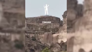 Video | Temporal en el Alto Valle: la lluvia reactivó una cascada natural de Regina, pero inundó calles y casas