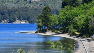 Mapa | Dónde queda el pequeño pueblo de Neuquén que esconde playas de arena volcánica en la cordillera