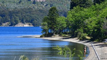 Mapa | Dónde queda el pequeño pueblo de Neuquén que esconde playas de arena volcánica en la cordillera