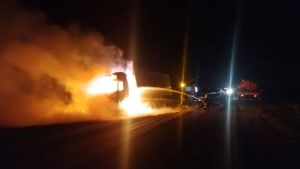 Video | Un camión ardió en llamas en la Ruta 22: llevaba encomiendas de Bahía Blanca a San Martín de los Andes