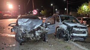 Chocó a un auto por sobrepasar un camión en la Ruta 22, en Plaza Huincul: ¿qué pasó con los conductores?