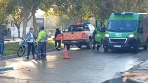 Dos jóvenes heridos por un fuerte choque en el centro de Cipolletti: un auto terminó en la bicisenda