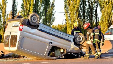 Vuelco sobre la Ruta 22 en Godoy. Foto (gentileza): Miguel Angel Gutierrez