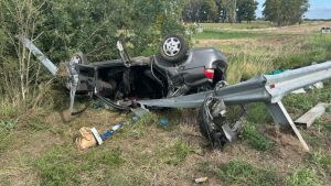 Una familia de Viedma herida por un grave vuelco en la Ruta 3: fueron trasladados a Bahía Blanca