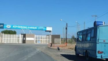 El primer fanático ya está en las puertas del autódromo de Centenario. (Gentileza Campeones)