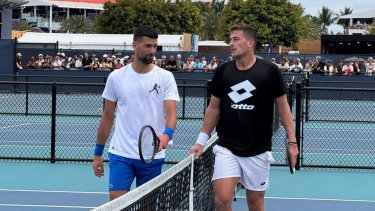 Novak Djokovic compartió una práctica con el argentino Federico Gómez.