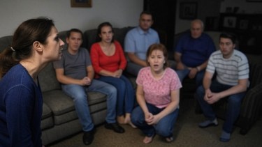 Hermana reclama el cuidado de su madre a sus hermanos.