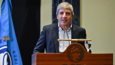 Fallido. El ministro Luis Caputo volvió a tropezar, intentando ‘primerear’ con un anuncio vacío. 