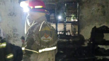 Una autobomba trabajó en el lugar para extinguir las llamas. Foto: Policía de Neuquén.